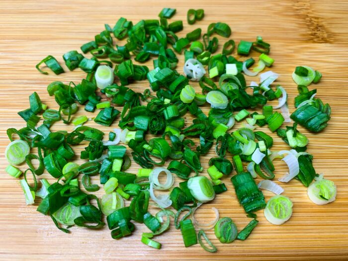 se taie fin ceapa verde