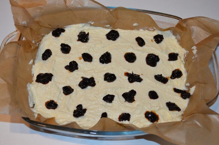 Arrange the jam on top