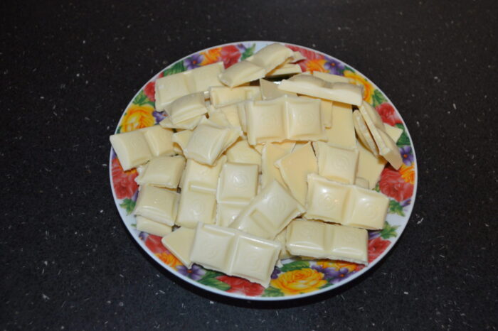 In the meanwhile, prepare the cream