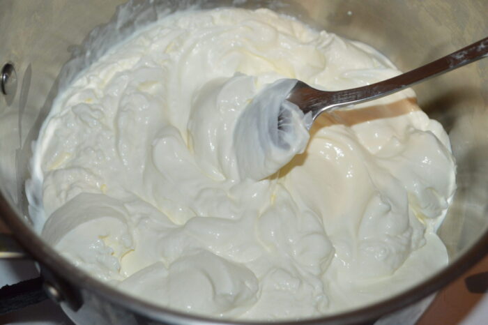Pour the cream into a saucepan and turn the heat on medium