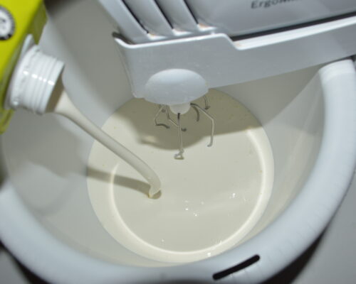 Pour the 33% whipping cream