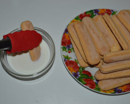 Soak the ladyfingers in milk