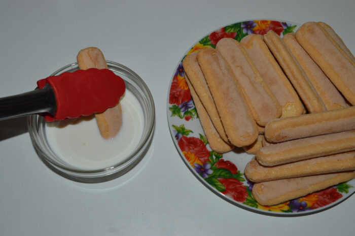 Soak the ladyfingers in milk