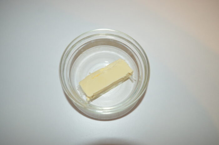 Melt 40 grams of butter
