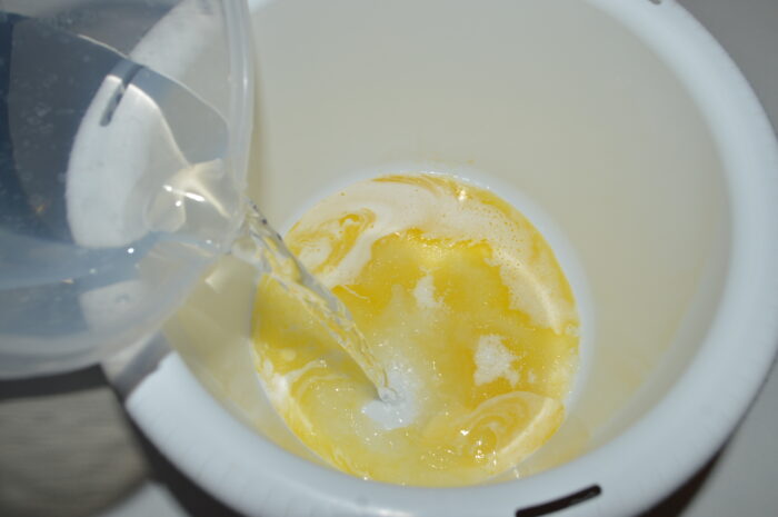 Pour 200 ml of warm water