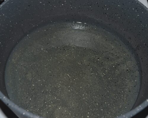 Pour plenty of oil into a pot