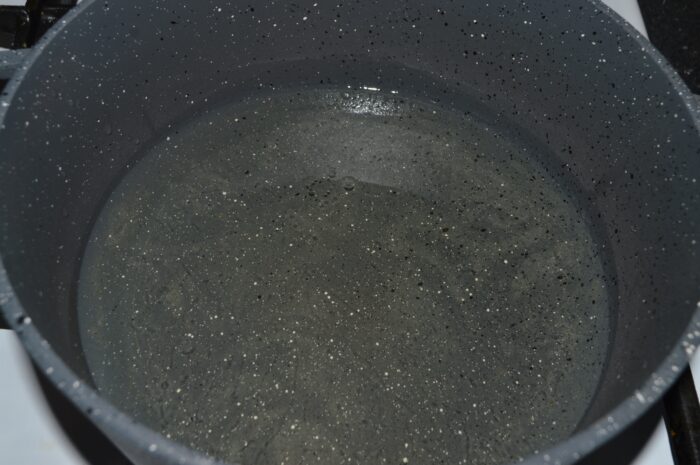 Pour plenty of oil into a pot