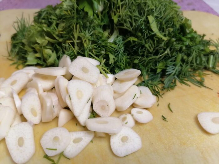 Se toacă frunzele de pătrunjel