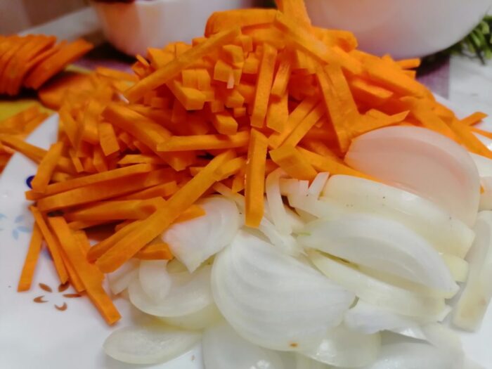 Morcovii pot fi răzuți cu o răzătoare