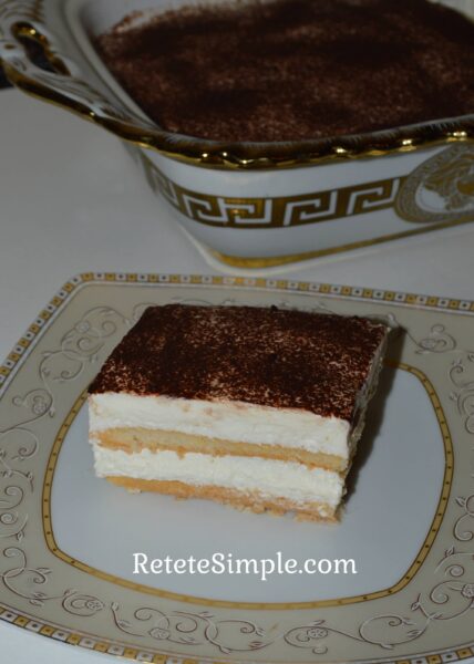 The ladyfinger and whipped cream cake is ready