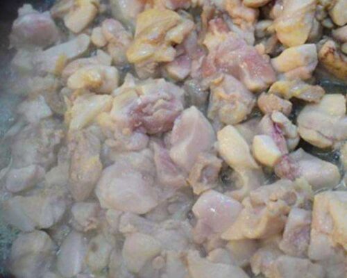 обжариваем мелко нарезанное куриное мясо