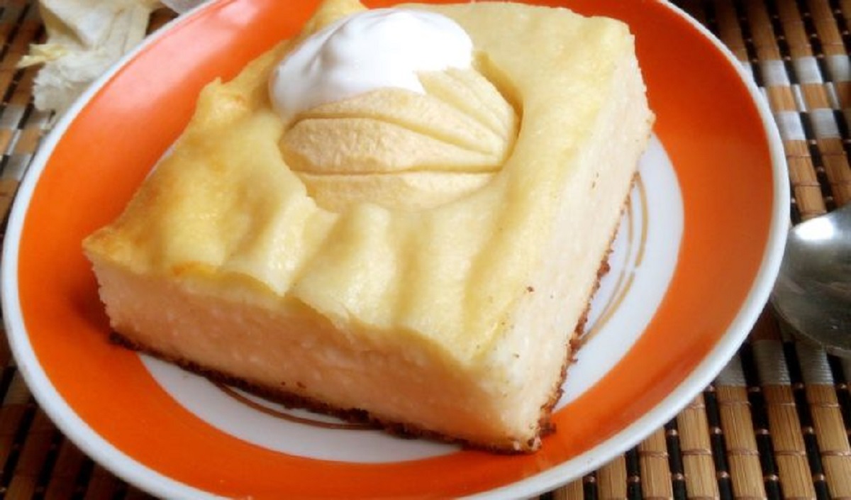 Baked cottage cheese and semolina casserole with apple slices