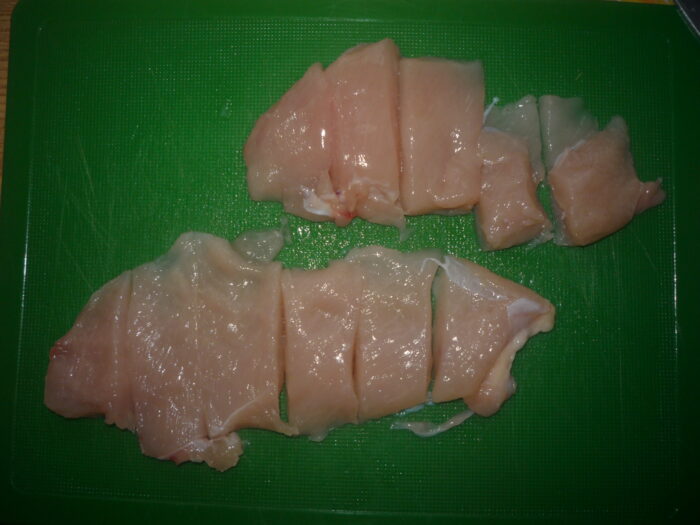 Tăiați fileul de pui