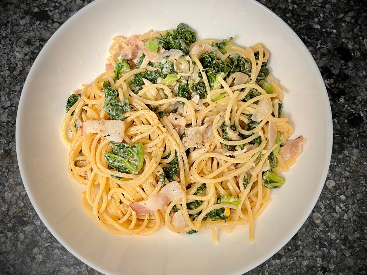 One‑pot spaghetti with crispy bacon, broccoli florets, and creamy sauce