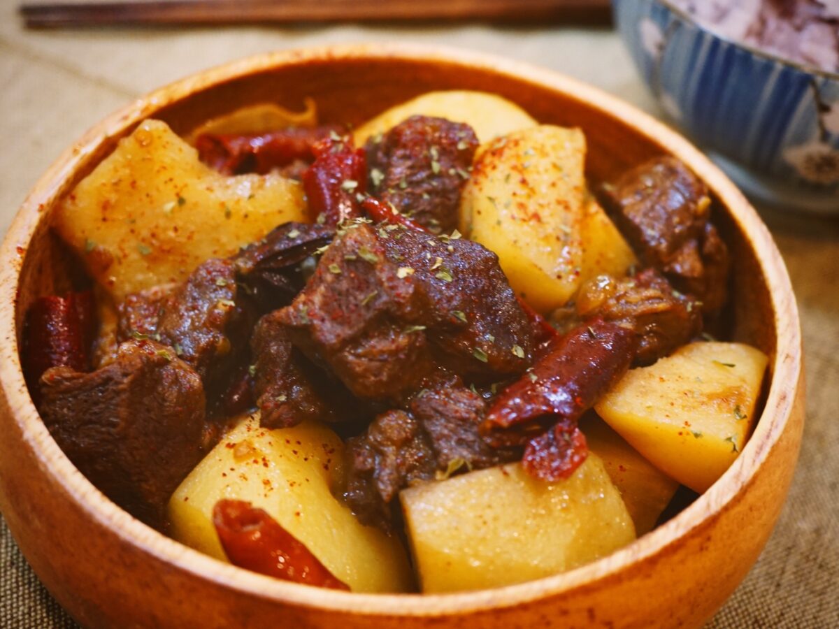 Tender beef pieces in soy‑ginger sauce with crispy potatoes