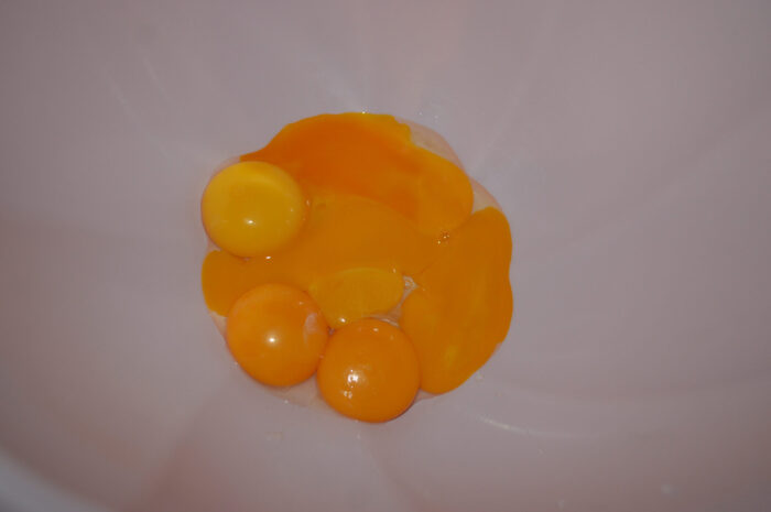 Отделите яичные желтки