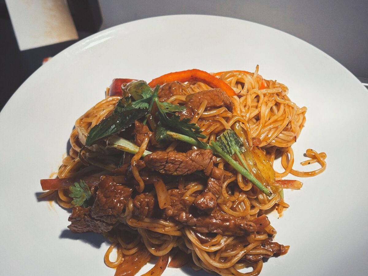 Spaghetti mixed with soy-marinated beef slices and bell peppers