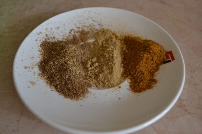 Смешать молотый имбирь, кориандр