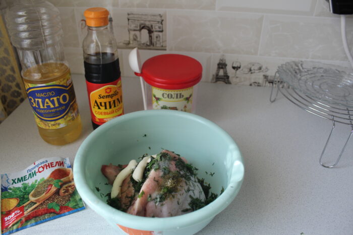 Puneți pulpele de pui dezghețate într-un castron adânc