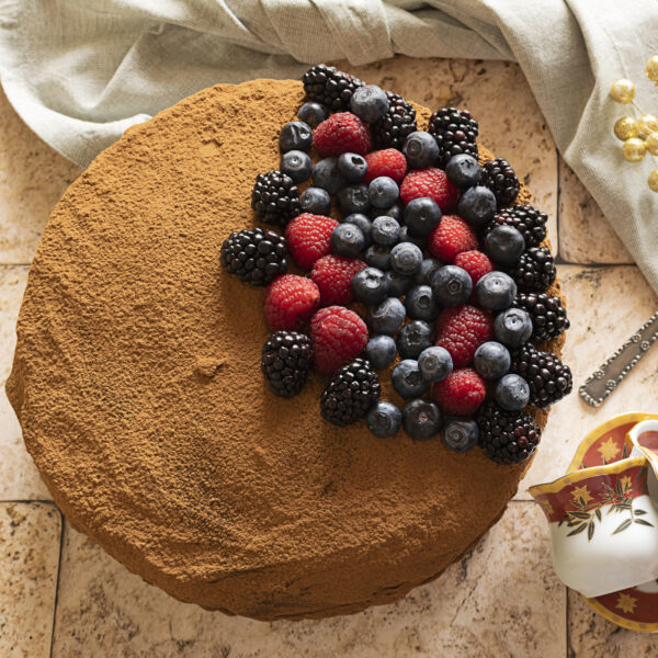 Декорировать можно свежими красными и темными ягодами