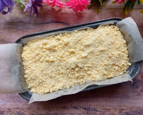 Cover the filling with the remaining crumbly dough