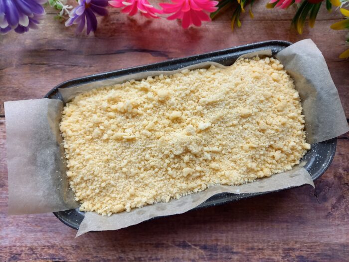 Cover the filling with the remaining crumbly dough