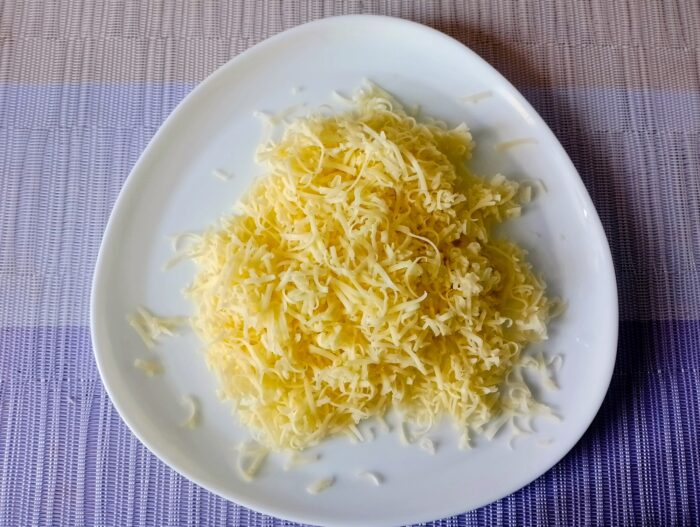 Radeti cascavalul pe o razatoare