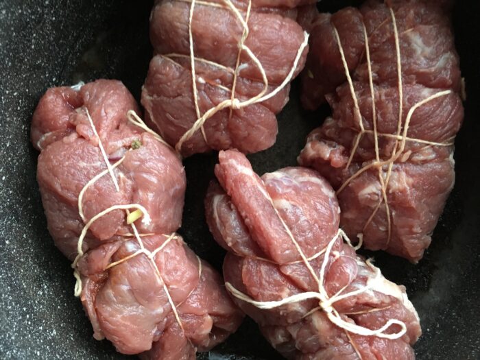 Se scufundă rulourile în apă fierbinte