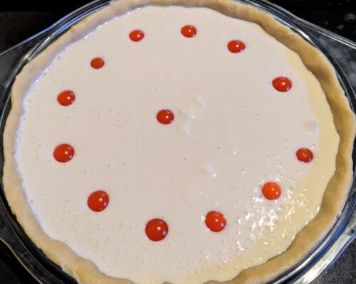Spread the dough on the mold