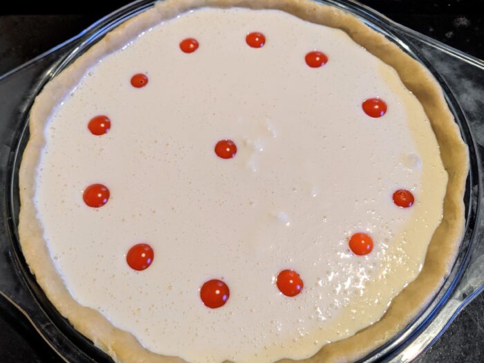 Spread the dough on the mold