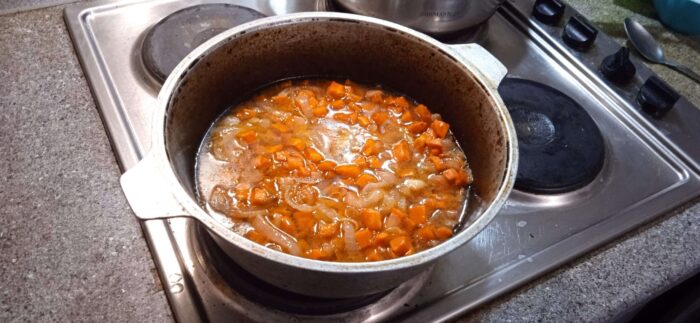 Следом запускаем лук с морковкой