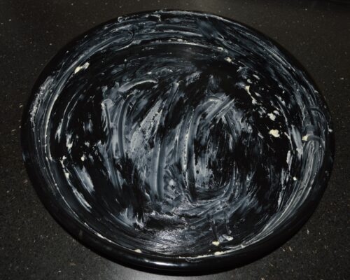 Grease the baking tray with butter at room temperature