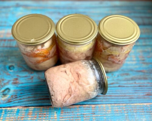 Через 1 час тушения мяса крышки на банках «закатать»