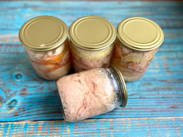 Через 1 час тушения мяса крышки на банках «закатать»