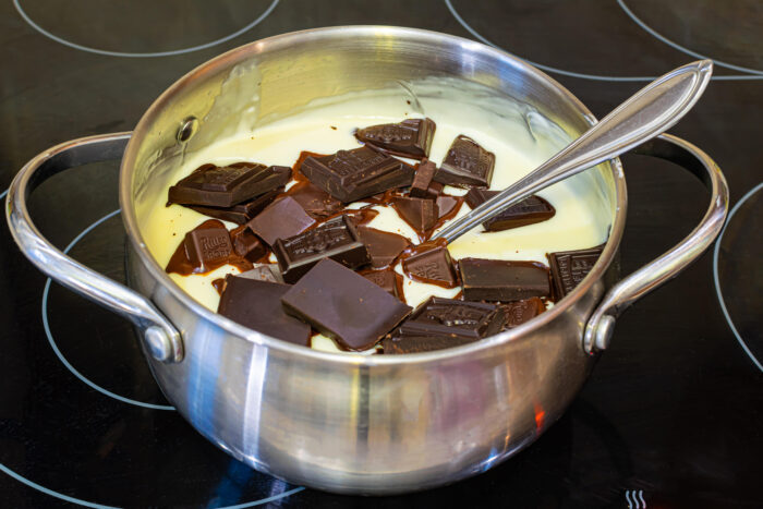 добавить шоколад