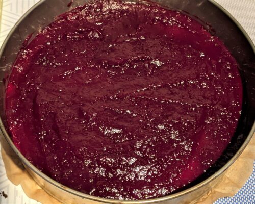 Pour the layer of berries over the layer of cooled milk