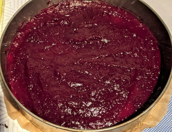 Pour the layer of berries over the layer of cooled milk