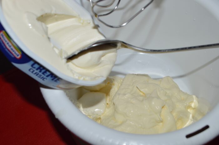 Добавьте творожный сыр