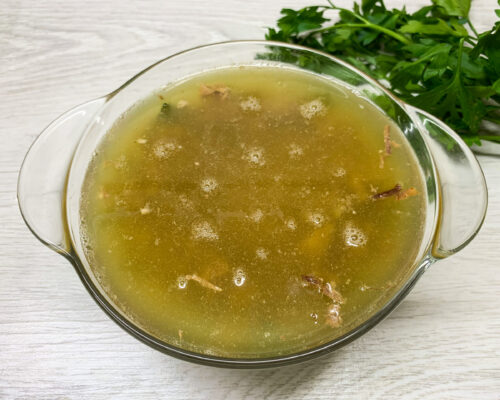 Заливаем бульоном до верха