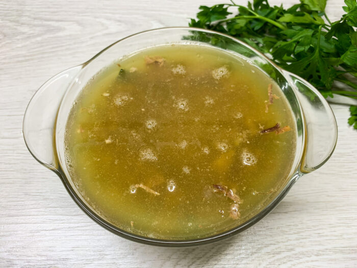 Заливаем бульоном до верха