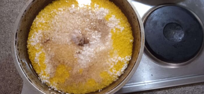 На сильном огне доводим содержимое до кипения