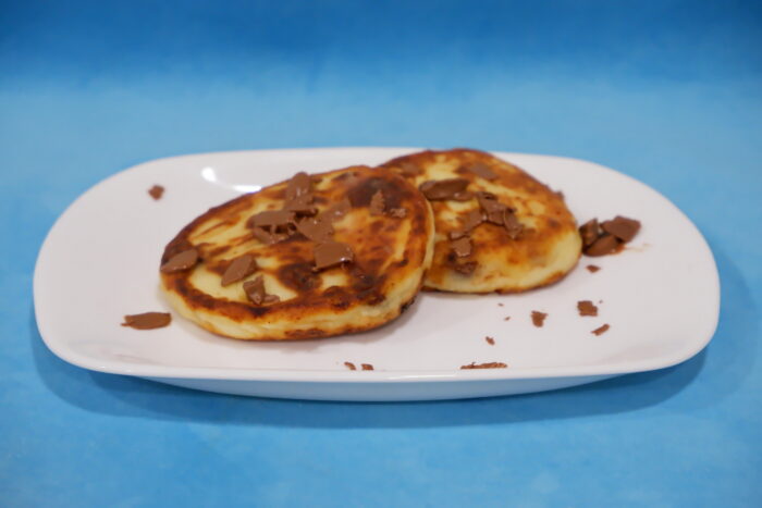 syrniki aurii prajiti in tigaie, proaspat scosi