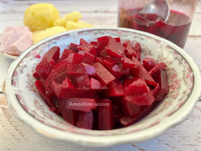 sfecla marinata gata de servire intr-o farfurie