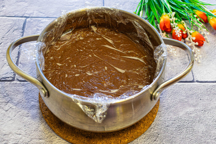 Размешать до полного растворения шоколада