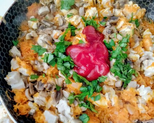 Adaugati patrunjelul si sosul de rosii in tigaie