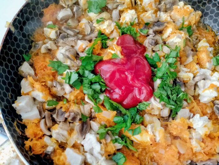 Adaugati patrunjelul si sosul de rosii in tigaie