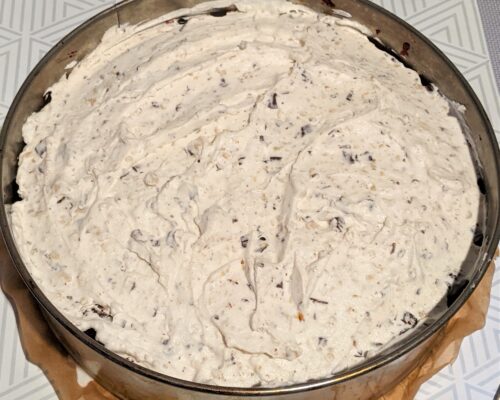 Spread the cream on the cake