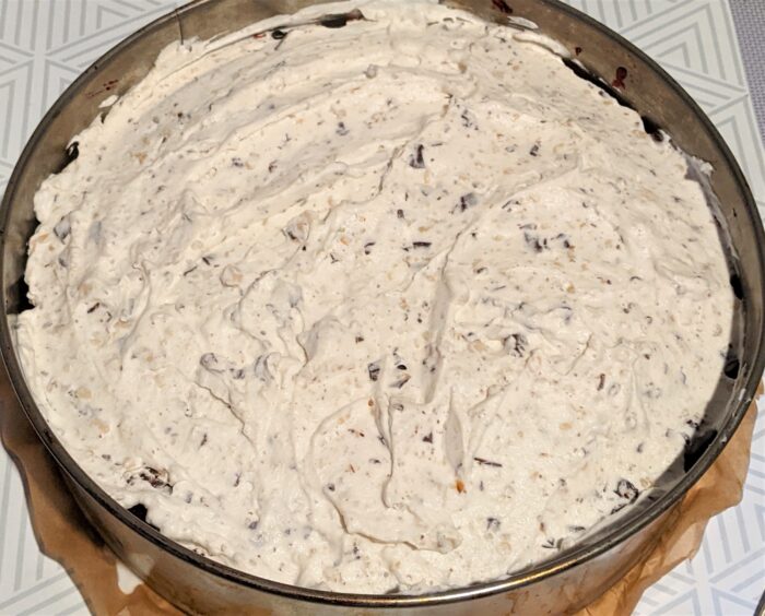 Spread the cream on the cake