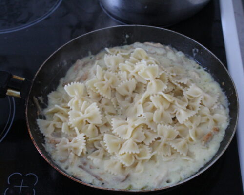 Place the boiled pasta in the pan