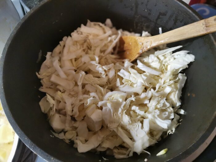 Adăugați varza în ceaun